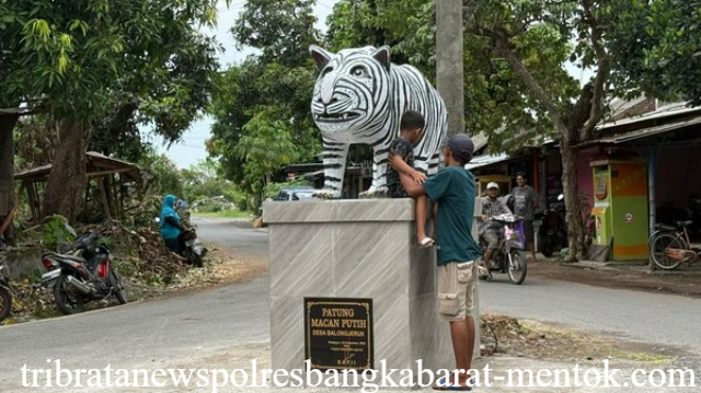 Viral! Patung Macan Putih Mirip Kuda Nil di Kediri
